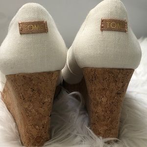 Toms ladies wedge shoe. Cream color